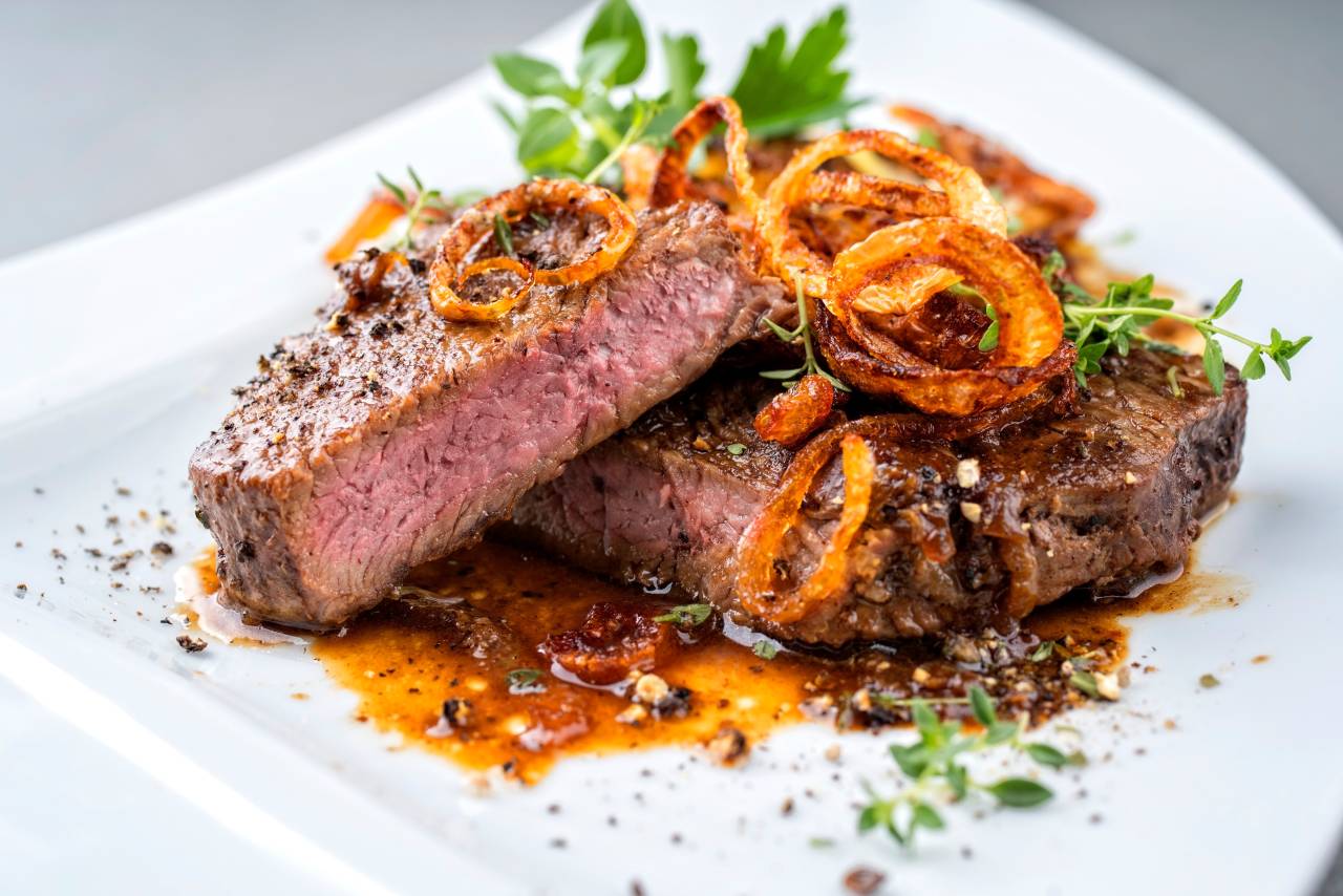 Voici comment réussir un steak fondant aux oignons digne d’un vrai bistrot