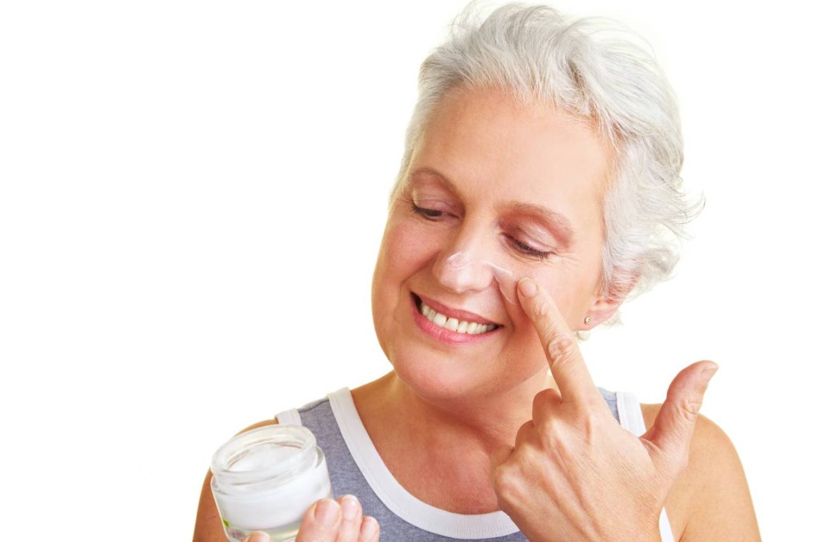 Voici les 5 astuces maquillage que de nombreuses femmes adoptent après 50 ans pour sublimer leurs traits