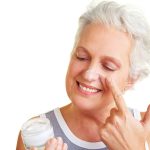 Voici les 5 astuces maquillage que de nombreuses femmes adoptent après 50 ans pour sublimer leurs traits