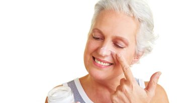 Voici les 5 astuces maquillage que de nombreuses femmes adoptent après 50 ans pour sublimer leurs traits