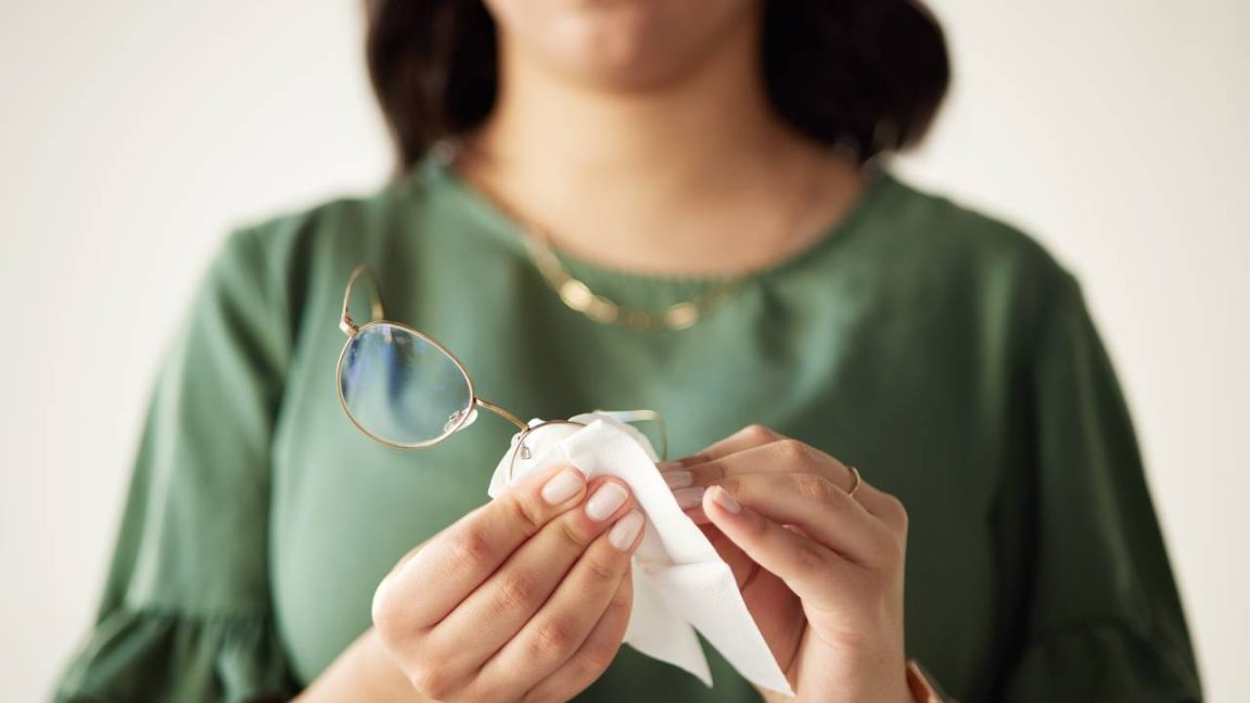 Lunettes rayées : les vrais conseils d'entretien pour ne plus jamais abîmer vos verres