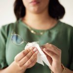 Lunettes rayées : les vrais conseils d'entretien pour ne plus jamais abîmer vos verres