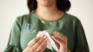 Lunettes rayées : les vrais conseils d'entretien pour ne plus jamais abîmer vos verres