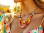 Envie d'un look estival réussi ? Ces colliers colorés font toute la différence