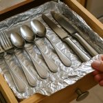 Pourquoi de plus en plus de personnes placent du papier aluminium dans leur tiroir à couverts