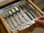 Pourquoi de plus en plus de personnes placent du papier aluminium dans leur tiroir à couverts