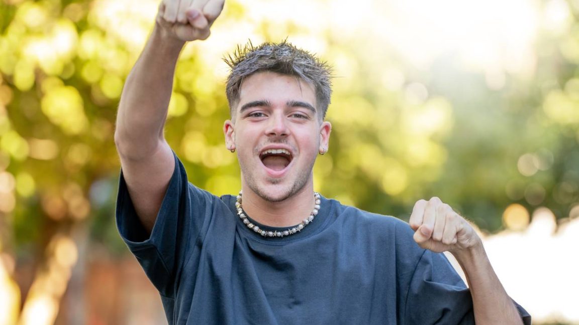 Collier en perles pour homme : noir, blanc ou coloré, lequel vous met le plus en valeur ?
