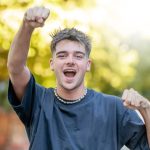 Collier en perles pour homme : noir, blanc ou coloré, lequel vous met le plus en valeur ?