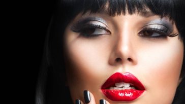 femme avec de beaux longs ongles
