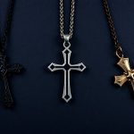 Croix en bijoux pour homme : gothique, minimaliste ou vintage, quel style adopter ?