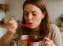 Cette astuce méconnue réduit l’acidité de la sauce tomate sans sucre et sans masquer son goût