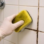 Comment blanchir des joints de douche noircis ? 5 astuces simples à tester chez vous