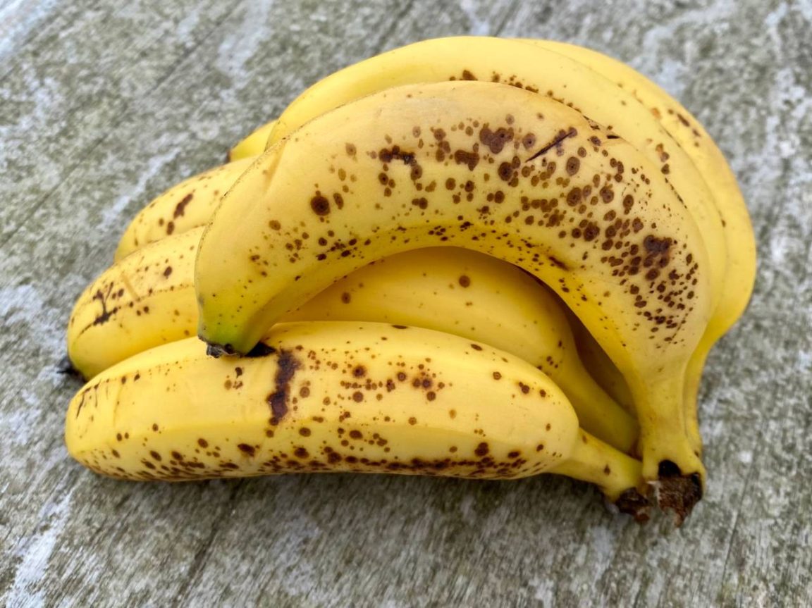 Ne rangez plus vos bananes n’importe comment : cette méthode permet de ralentir leur mûrissement