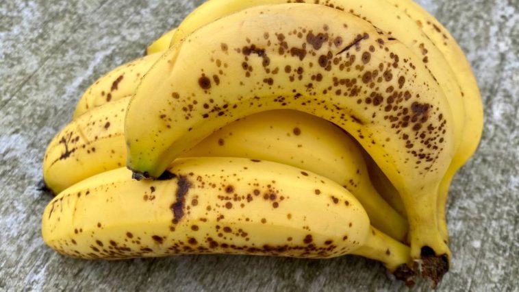 Ne rangez plus vos bananes n’importe comment : cette méthode permet de ralentir leur mûrissement