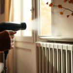 Avant de rallumer le chauffage, passez le sèche-cheveux sur votre radiateur : voici pourquoi c'est une excellente idée