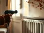 Avant de rallumer le chauffage, passez le sèche-cheveux sur votre radiateur : voici pourquoi c'est une excellente idée
