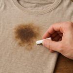 Une tache de graisse ? Cette astuce à la craie blanche peut vous sauver la mise